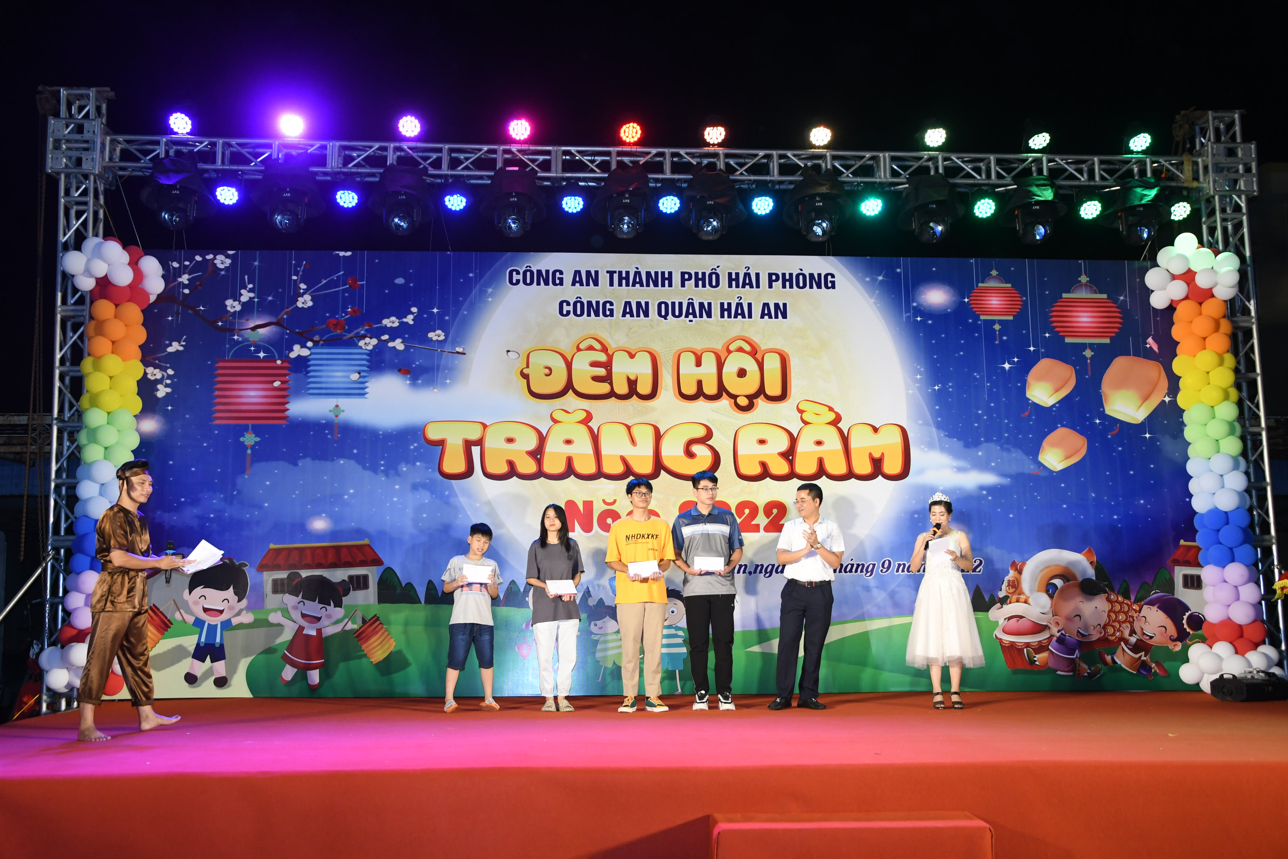 Công an quận Hải An: Tổ chức buổi tổng kết hè, Đêm hội Trăng rằm và biểu dương con CBCS